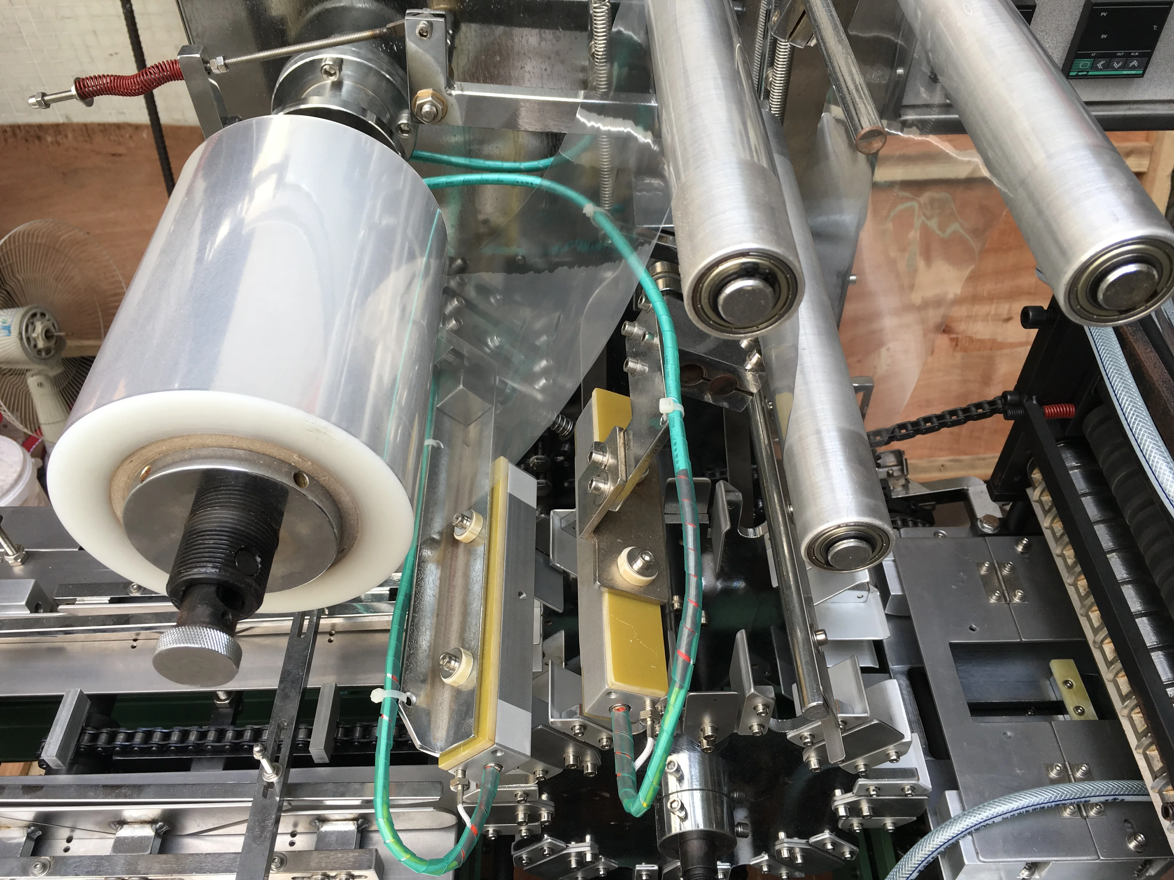 plastic box  toffee carton cellophane pallet stretch biscuit coil tattoo film shrink soap book wrapping machine