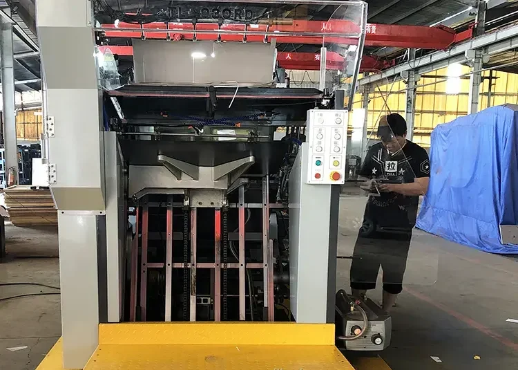 машина для горячего тиснения всех видов цветной алюминиевой фольги и тиснения или высечки различных видов изображений,