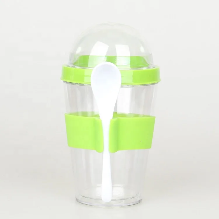 Пластиковая чашка для йогурта с ложкой и купольной крышкой