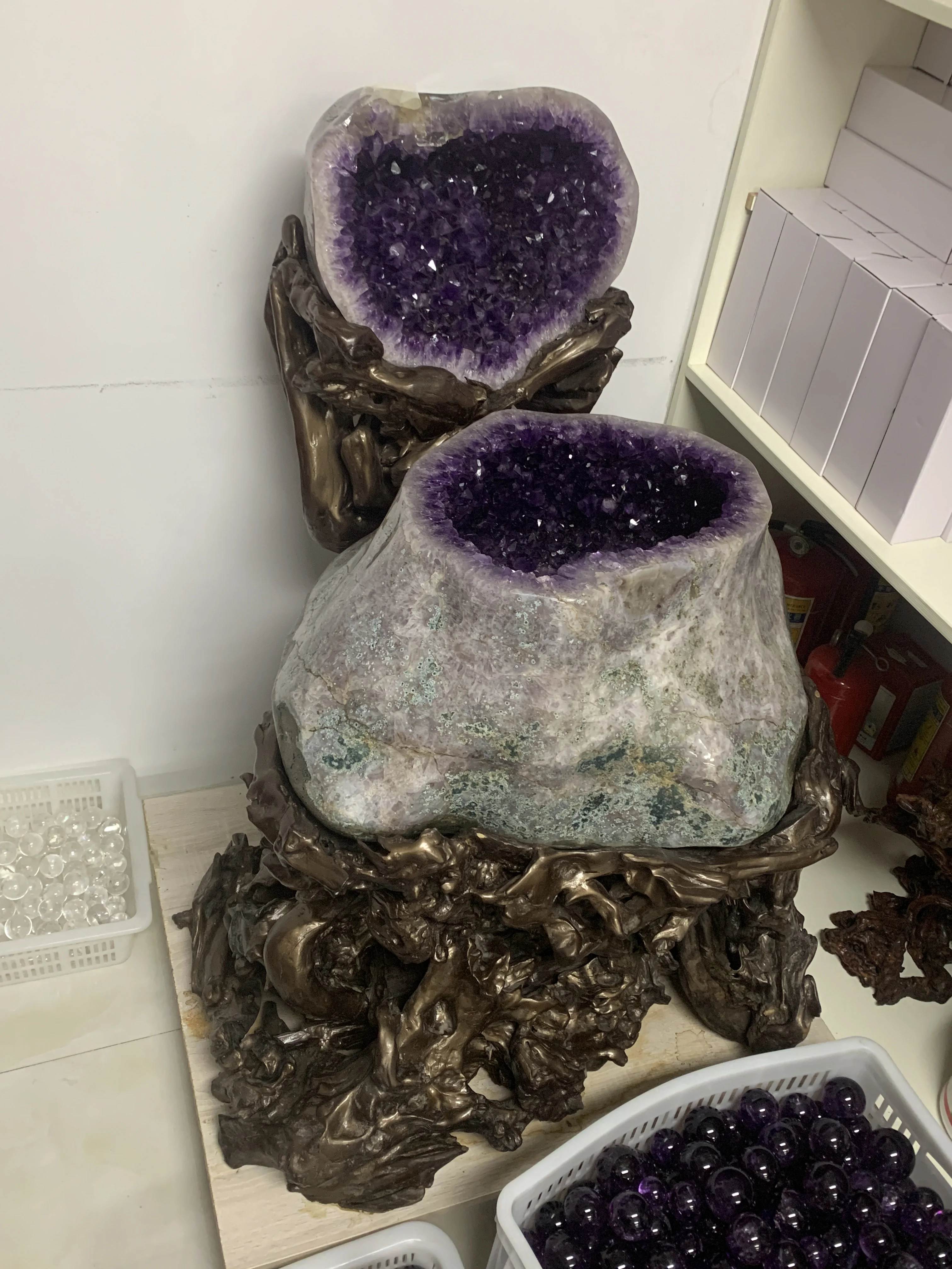Hot Sale Brazil Amethyst Geodes Natural Small Large Crystal Gems Polished Home Decoration Gift Mascot Inspired Love Stone Themes