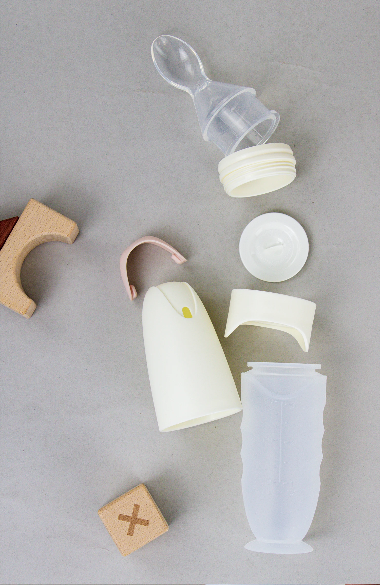 BPA-Free Silicone Squeeze Bottle Feeder Soft Baby Food Dispensing Spoon 0-12 Months Water Flowing