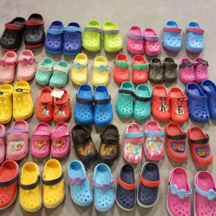 Bulk Wholesale Cheap Garden shoes for children boys girls summer EVA Hole sandals waterpoof flat clogs kids beach sandals