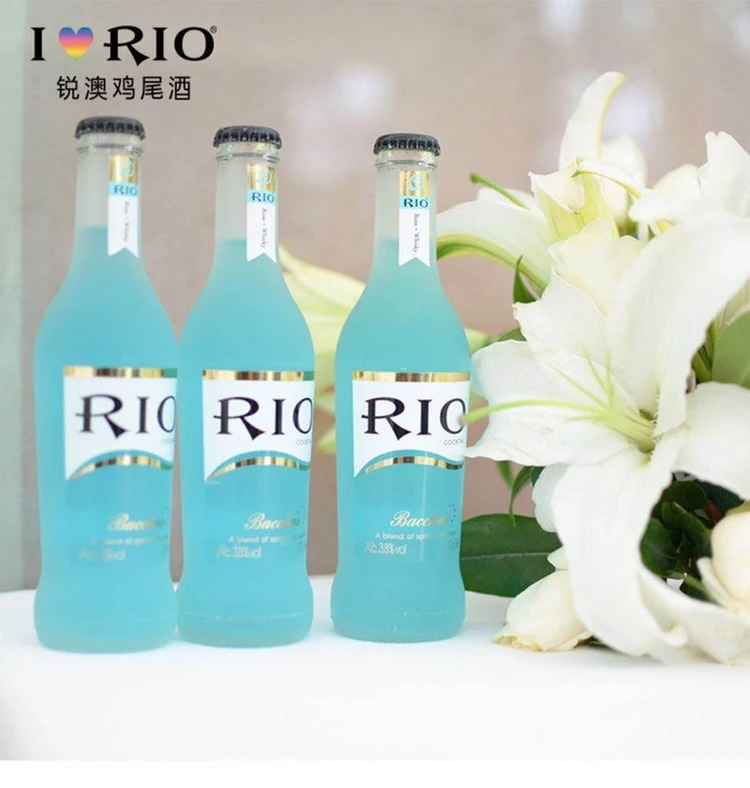 Коктейль в стиле Рио, слегка пьяный, маленькая красивая девушка, напиток в виде пузырьков с иностранным духом