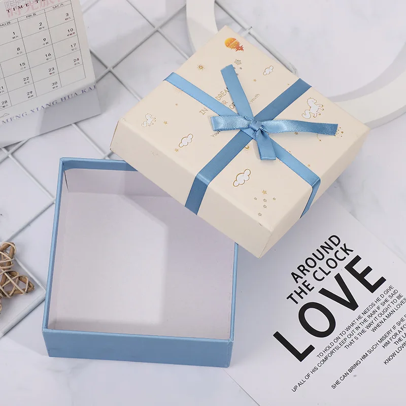 White Corrugated Paper Packaging Beautiful Gift Cakes Paper Boxes With Ribbon