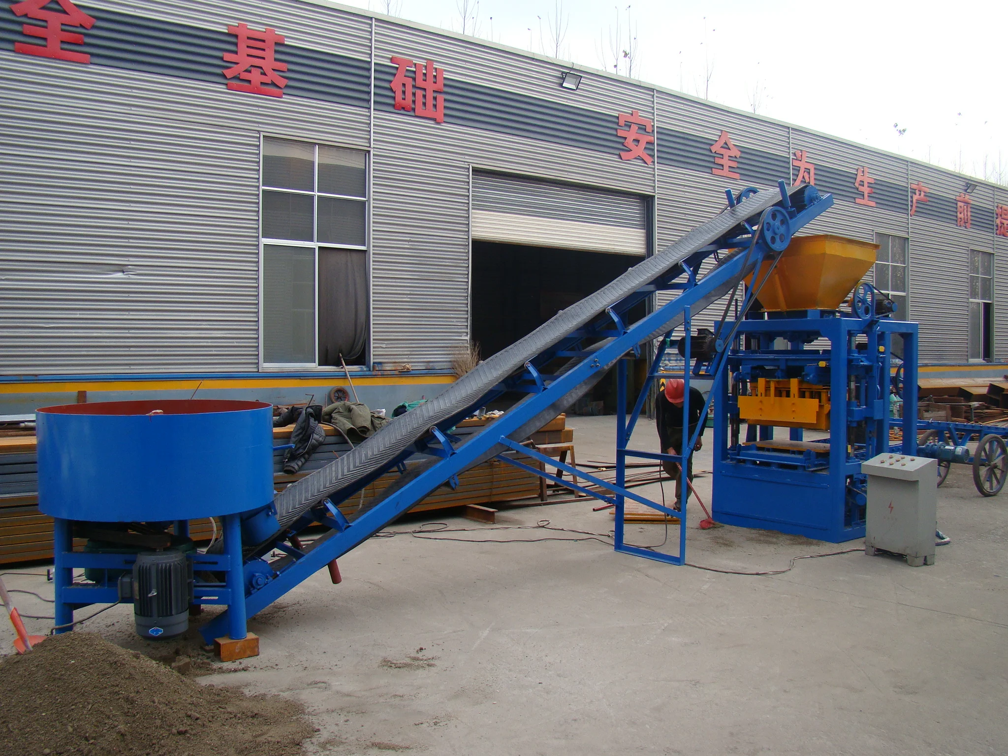 Hot Sales Customized Semi-Automatic Hollow Block Brick Making Machine Qt4-24 Cement Brick Machine