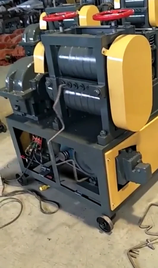 Автоматическая машина для выпрямления металлических стержней используемая