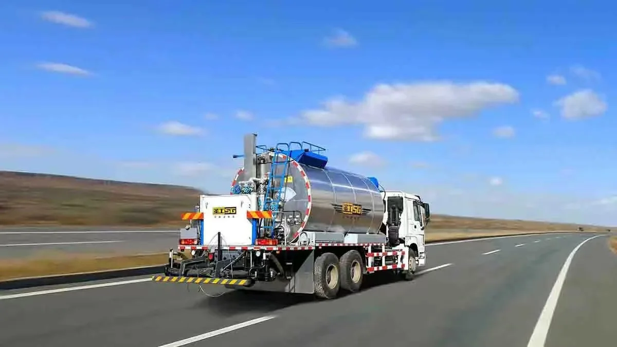 4x2 automatic asphalt spreader truck 6 ton Asphalt bitumen sprayer truck