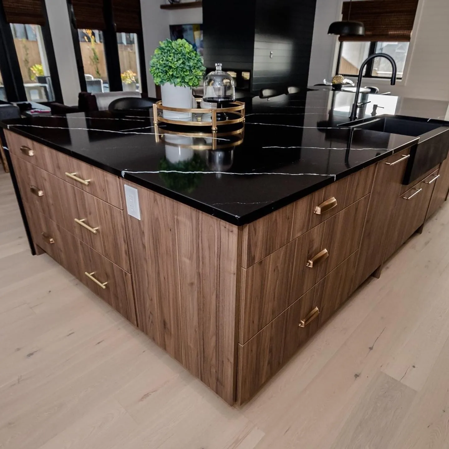 Hot Sale  Calacatta Gold Quartz Low Silica Quartz Stone Countertops Slabs White And Gold Epoxy Resin Artificial Marble