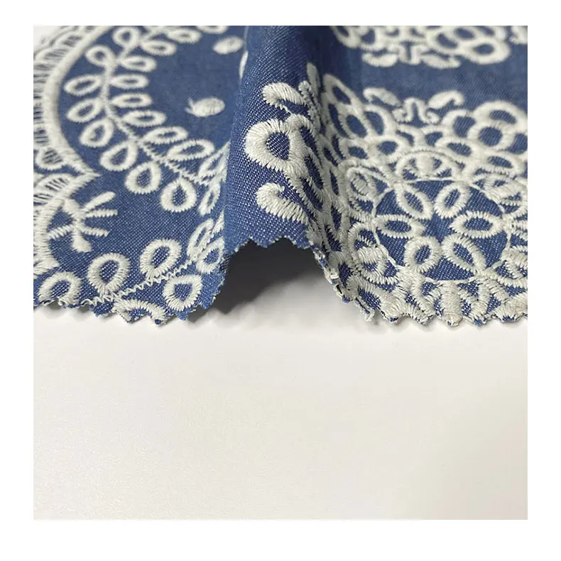 
 Урожай хлопкового денима местах с цветочным обрамлением; Вышивка ткани для платья  