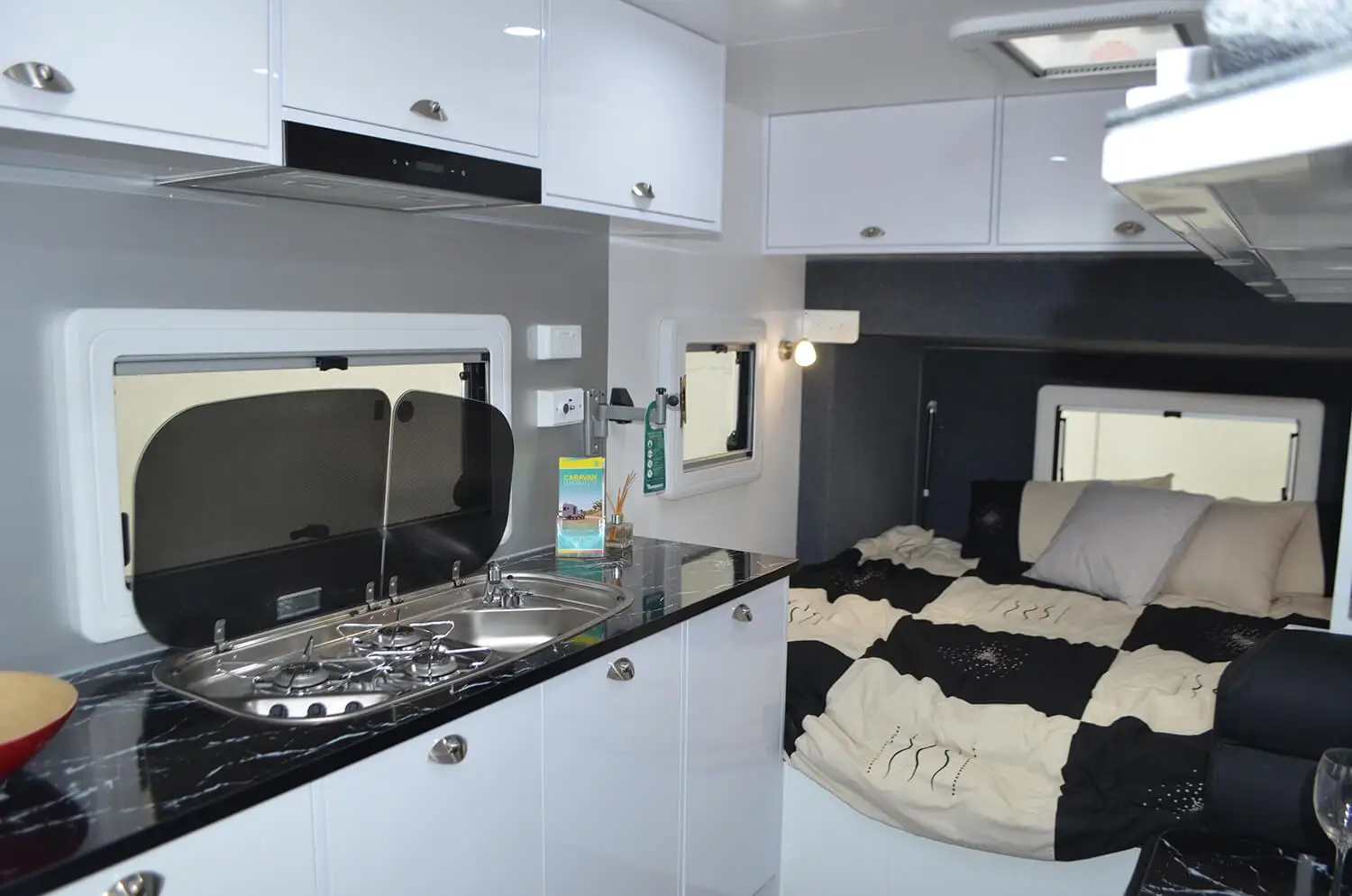 Australian Standard 15FT Pop Top Caravan Family Off Road Hybrid Camper Trailer with Bathroom