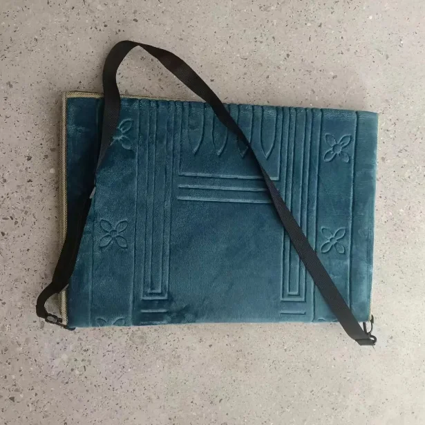 Fashion Islamic Foldable Prayer Rug Sajadah Travel Muslim Wholesale Prayer Mat Fleece Polyester Square Non Woven Bag Mosque