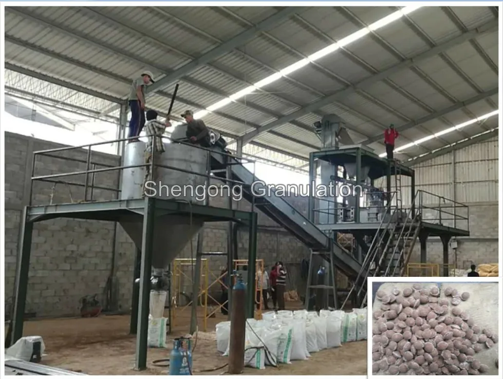 Chemical feritlizer powdered material auger feeding double roller hydraulic compacting briquette maker