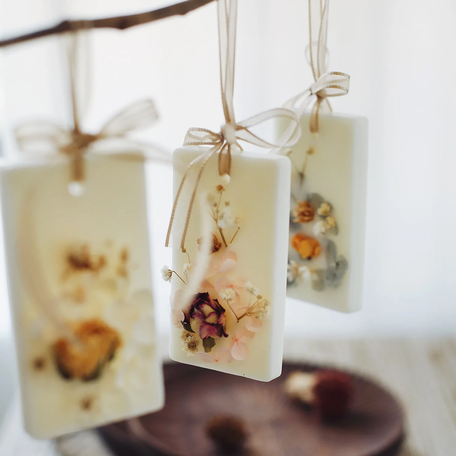 2022 Hot Sale Room Air Freshener Perfumed Scented Wax Tablets Handmade Custom Packaging Dried Flower Aromatherapy Soy Wax