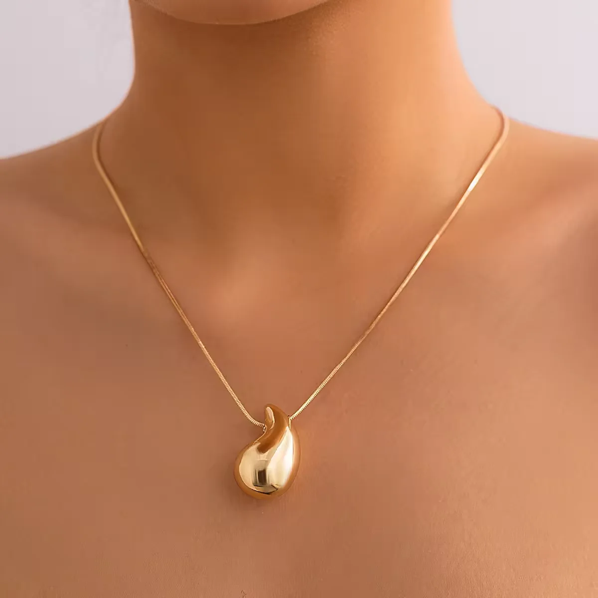 Water drop glossy pendant necklace women versatile premium sense of niche design snake bone chain jumper chain