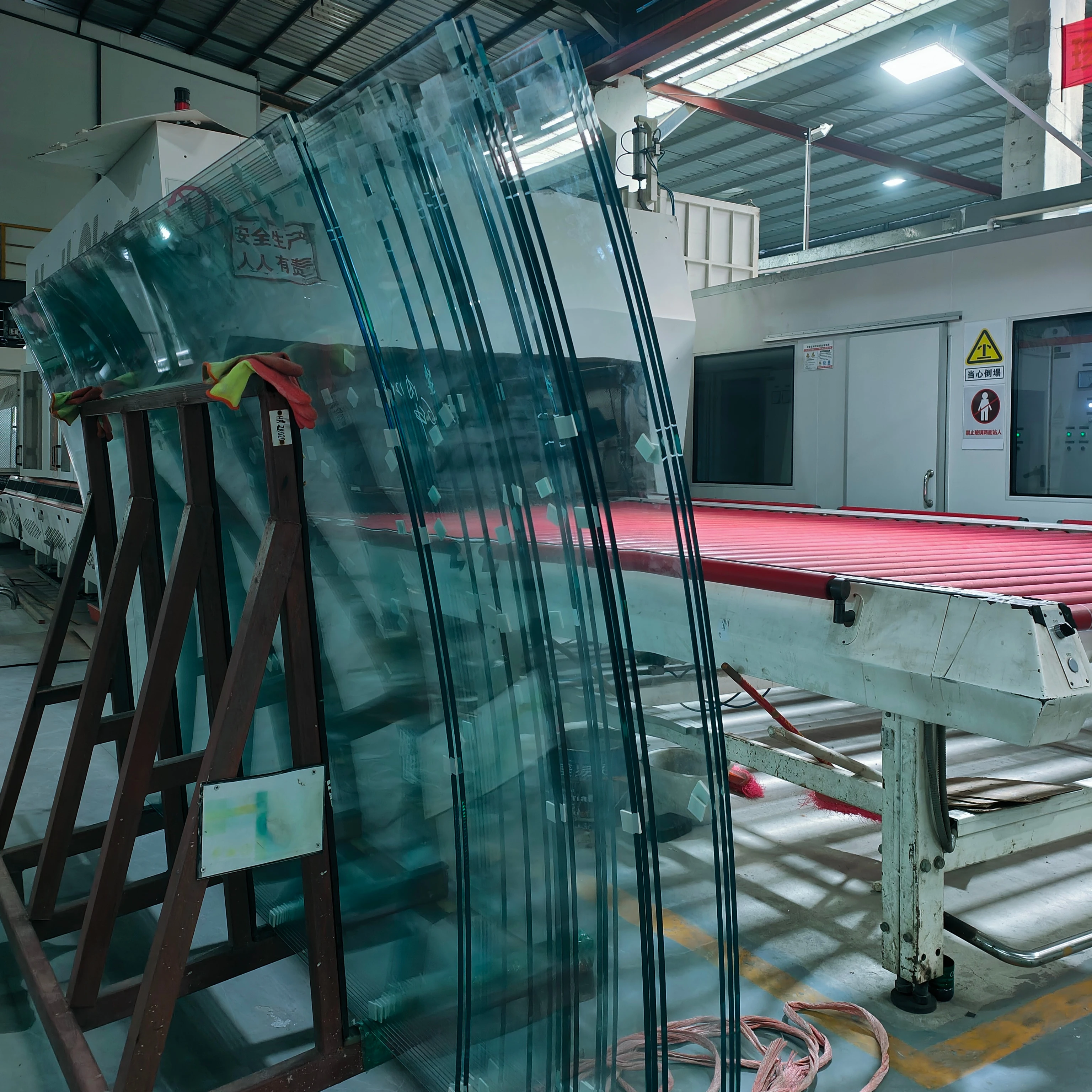 Супертолстый изогнутый стальной стеклянный ломбо ориентирован на 28 лет высококачественных размеров и толщины, которые можно настроить