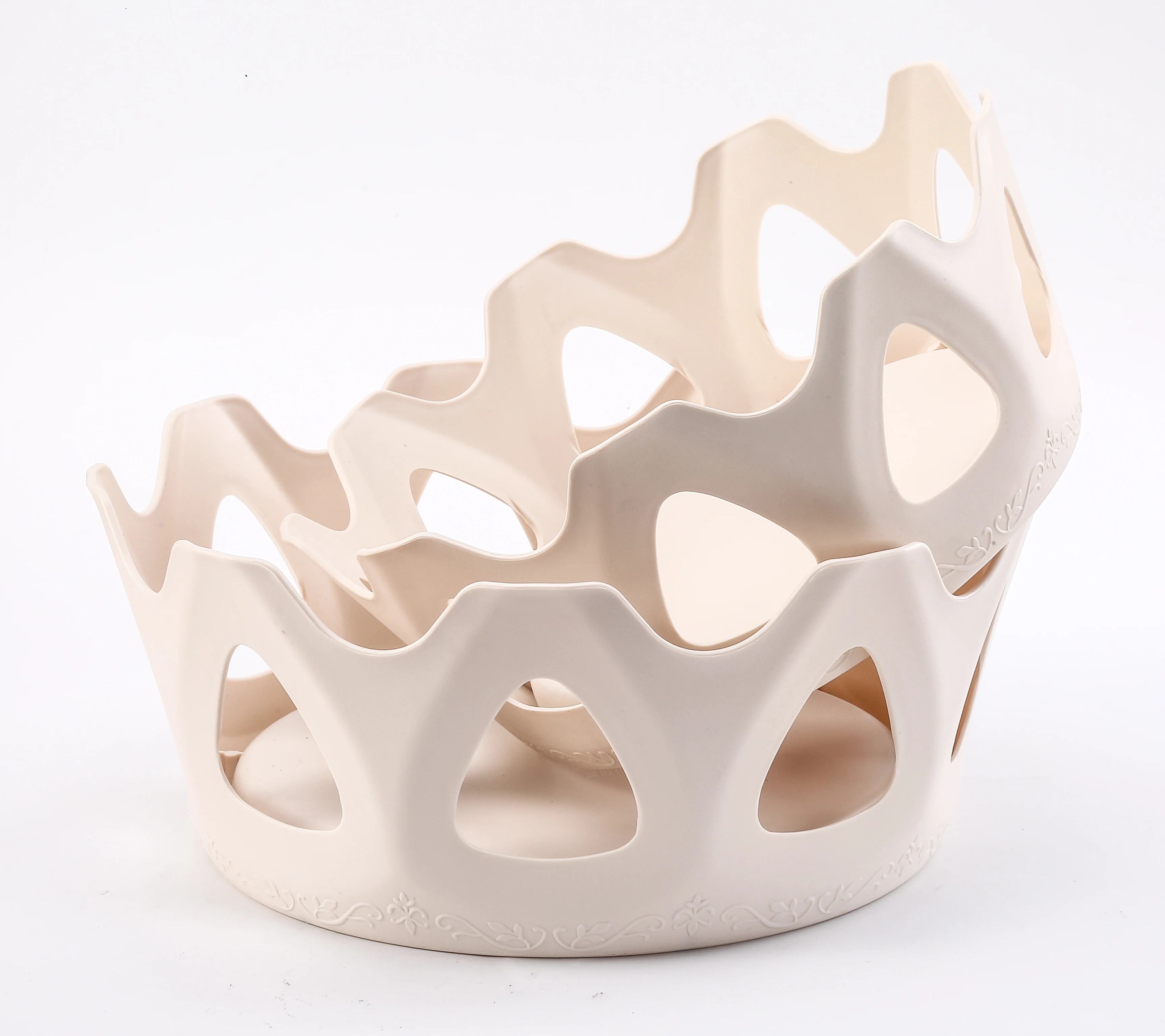 plant pot plastic saucer with thick white gray plastic tubs