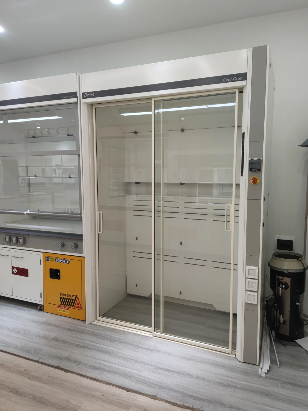 Walk-in fume hood 5.jpg