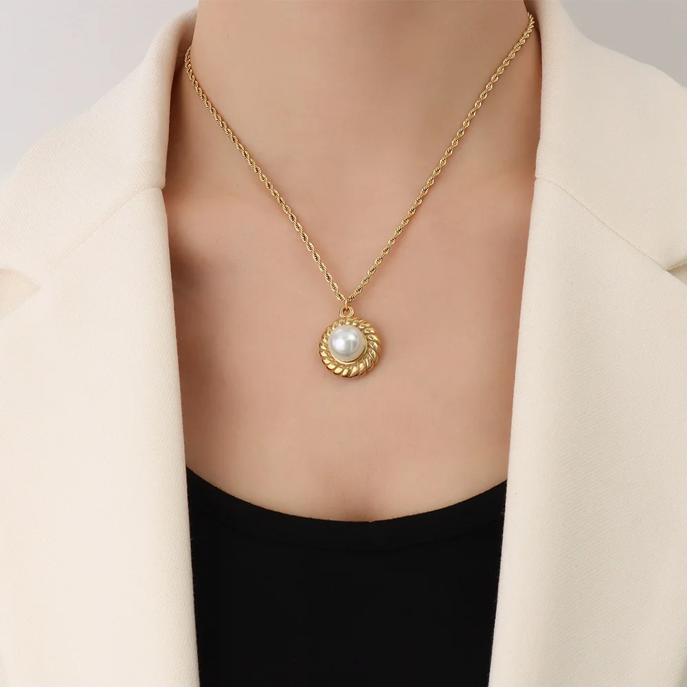 Fashion Personality Jewelry Inlaid Imitation Pearl Necklace Women Titanium Steel 18K Gold Plated Clavicle Necklace