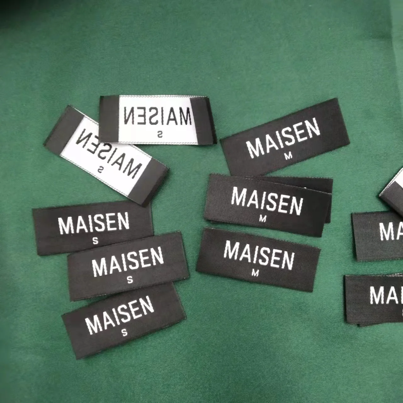 Изготовленные на заказ тканые этикетки с логотипом бренда для одежды