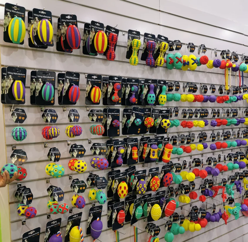 Vking High Quality Bite Resistant Rubber Dog Toy Feeder Ball Pet Product Ball Toy Treat