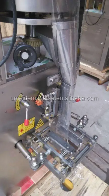 Bag width 200mm Vertical cheetos corn curls chips  pouch packing machine with  film width 420mm