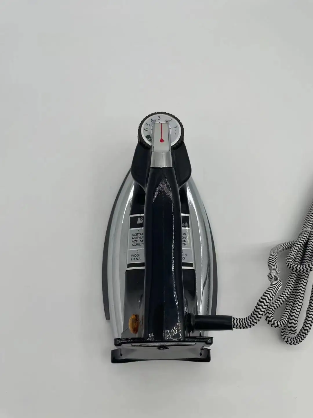 Jiema Electrical Appliance Factory, which has been exporting for 21 years, mainly produces a variety of electric irons