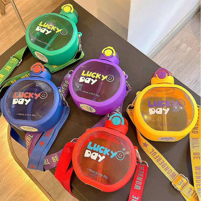 700Ml Fliptop Round Flat Portable Reusable Cute Tritan Plastic Water Bottles With Straw For Kids