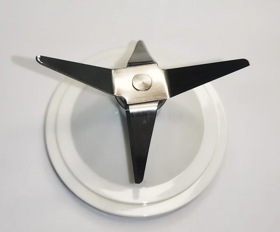 Кухонные части блендера из нержавеющей стали с белой пластиковой основой