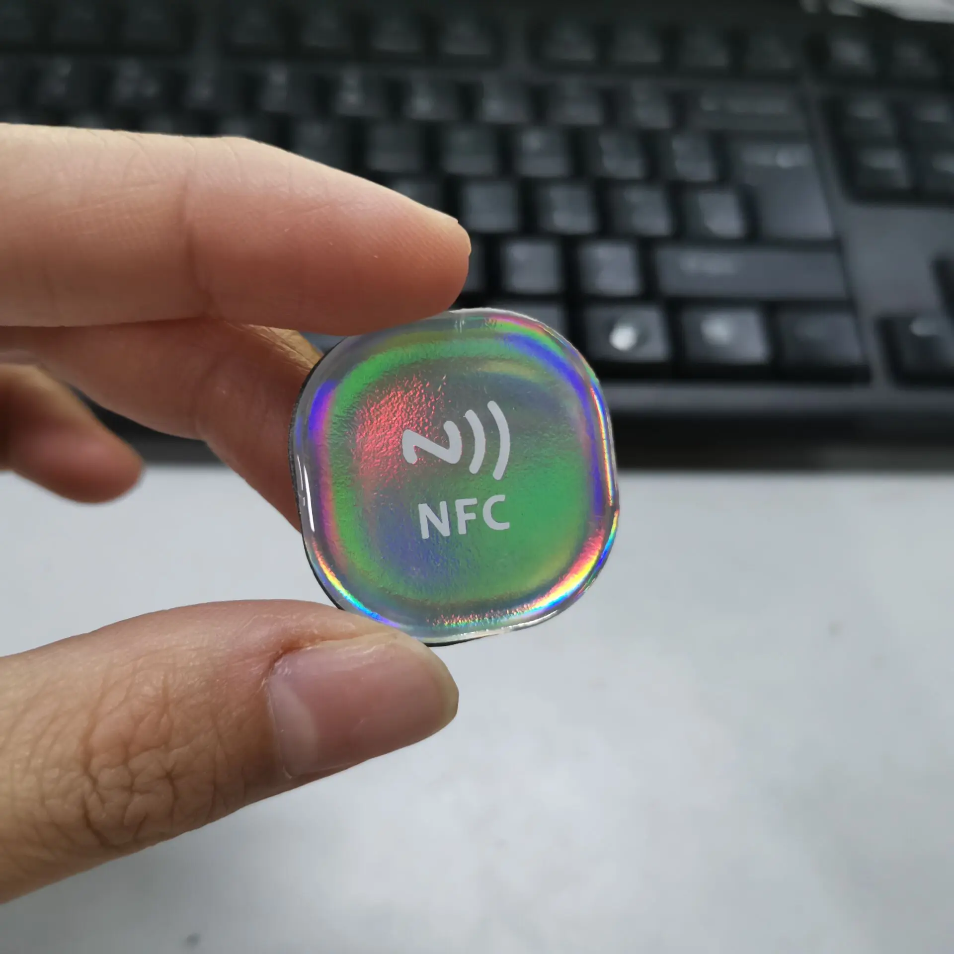 Заводская цена бесплатный образец яркие наклейки 13 56 МГц NTAG213 NFC водонепроницаемая эпоксидная этикетка клейкая NFC-метка для