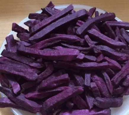 Вкусные фиолетовые чипсы, супер хрустящие и хрустящие, произведенные во Вьетнаме, подходят для закусок, сладкого картофеля