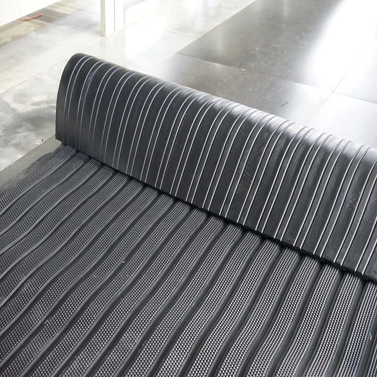 Anti-Slip Easy to clean Horse Cow Pig Sheep Rubber Stable Mat