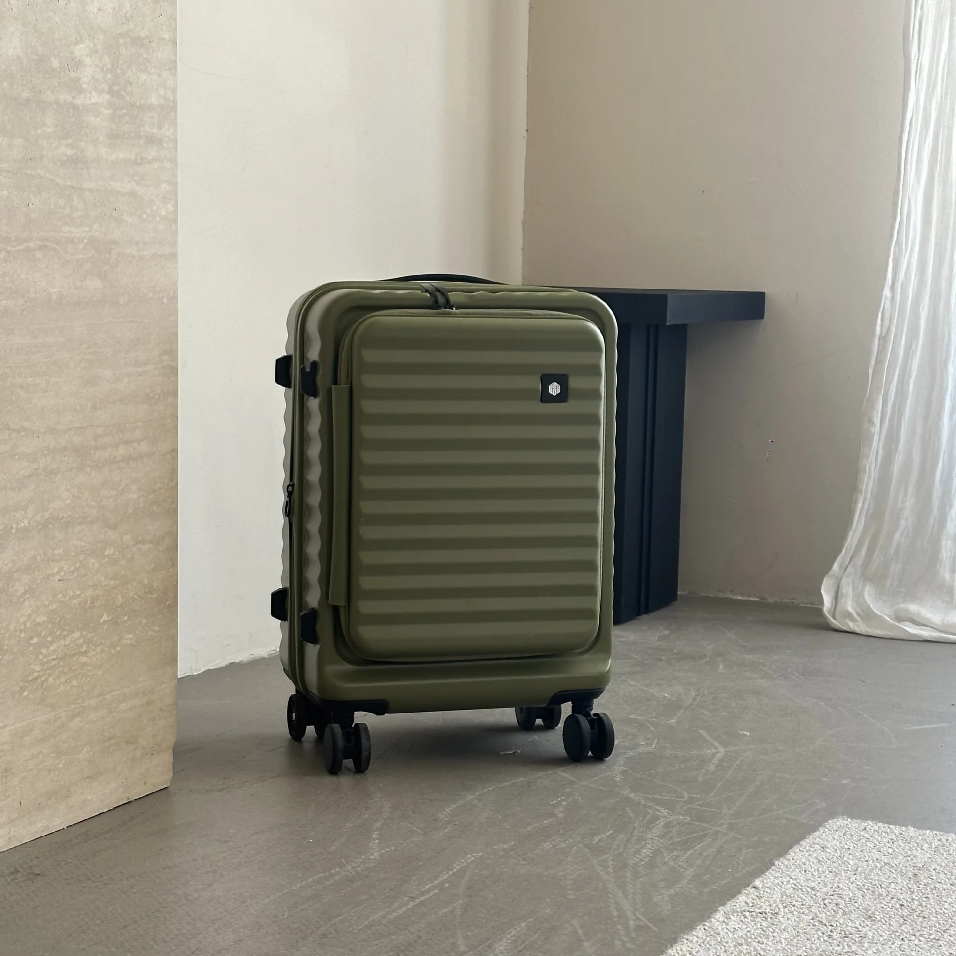 Stylish Expandable 20Inch Suitcase, Front Opening Design with Pull Rod