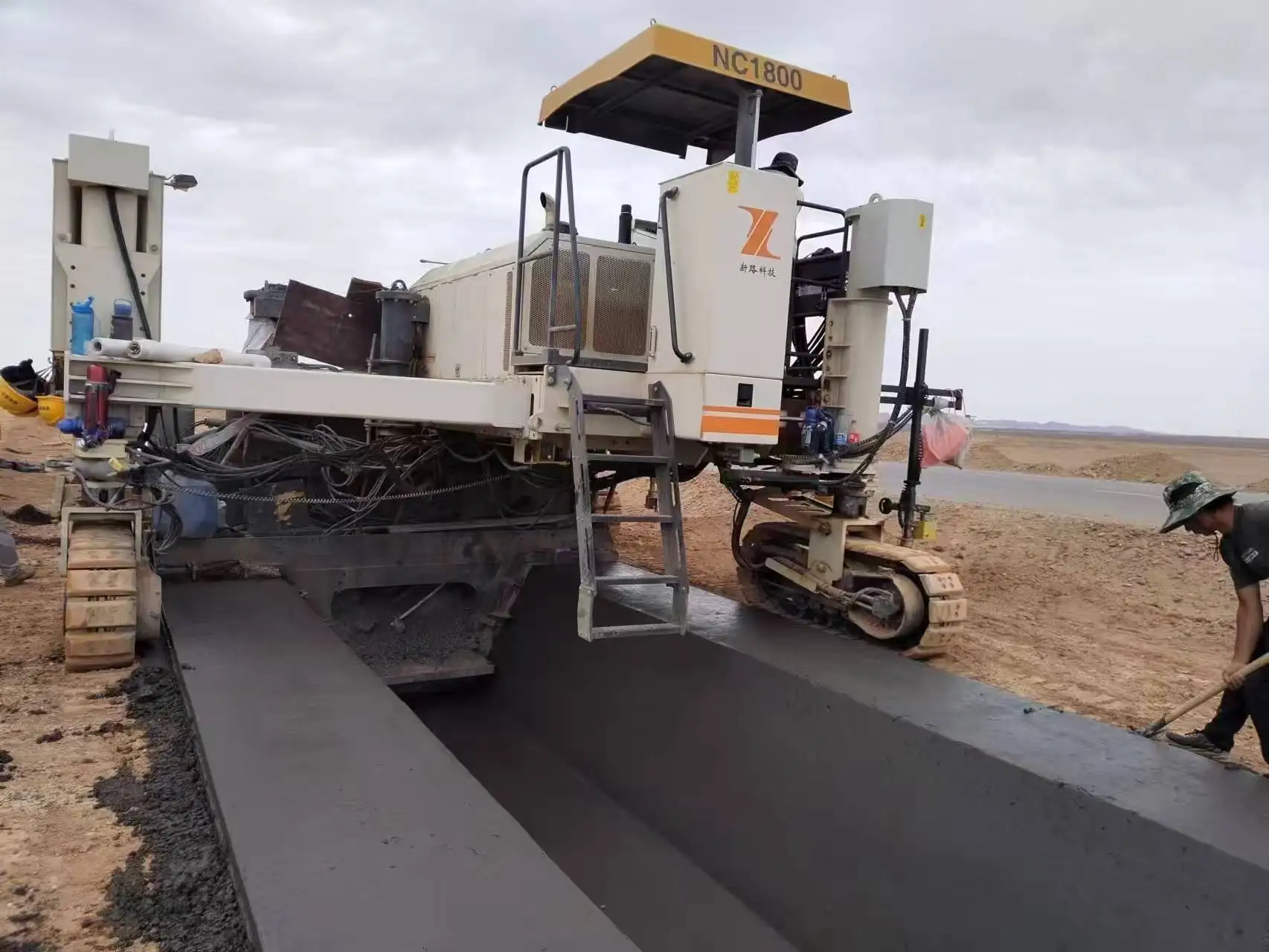 Reservoir sliding form machine Large dam channel forming machine Hydraulic lift