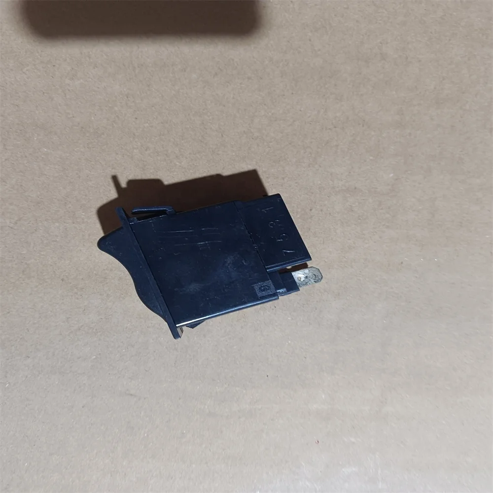 Hot Sale 3726050-398 Hazard Alarm Switch Assembly   For Faw Truck Parts  High Quality