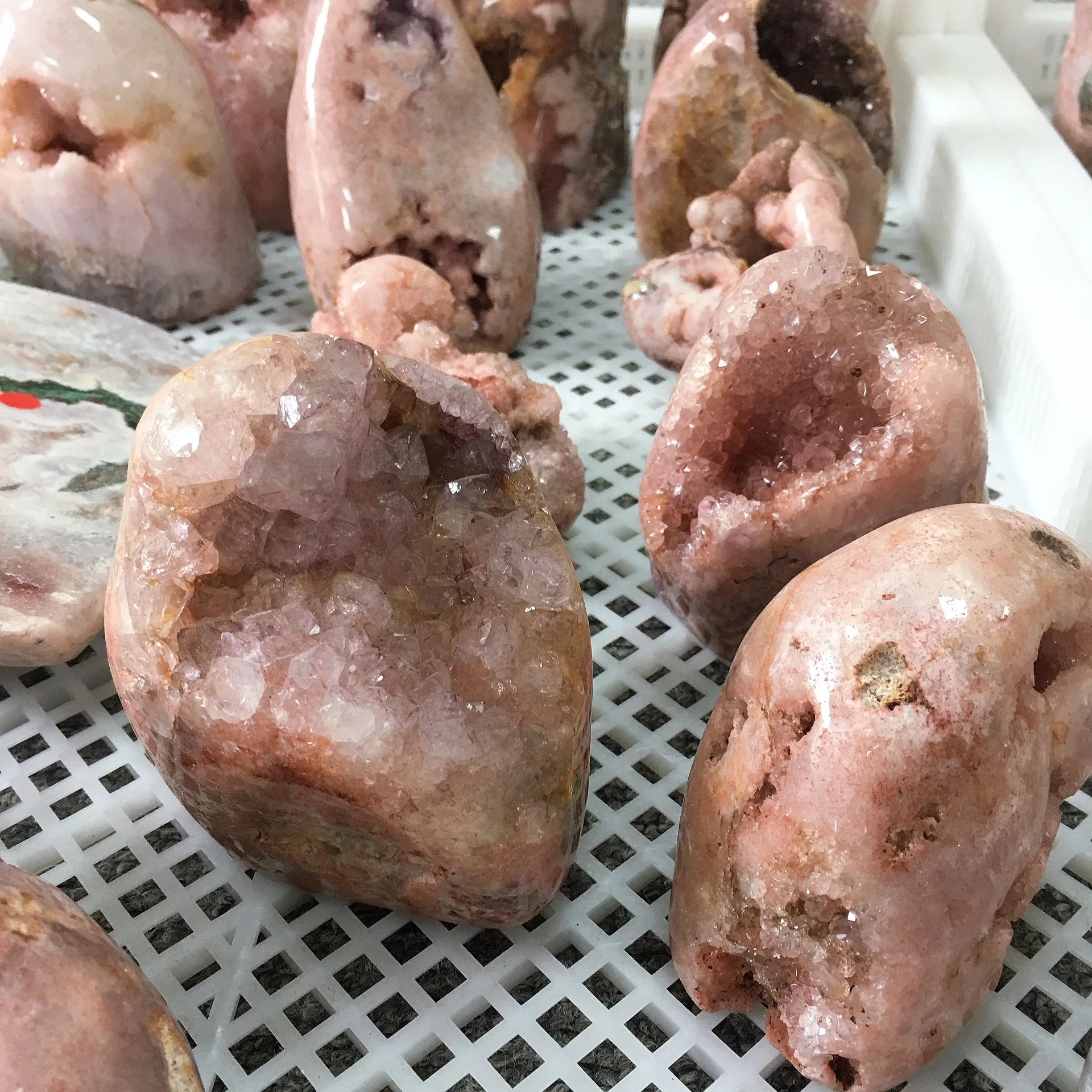 Hot Sale Wholesale Natural Healing Crystals Pink Amethyst Stand Geode