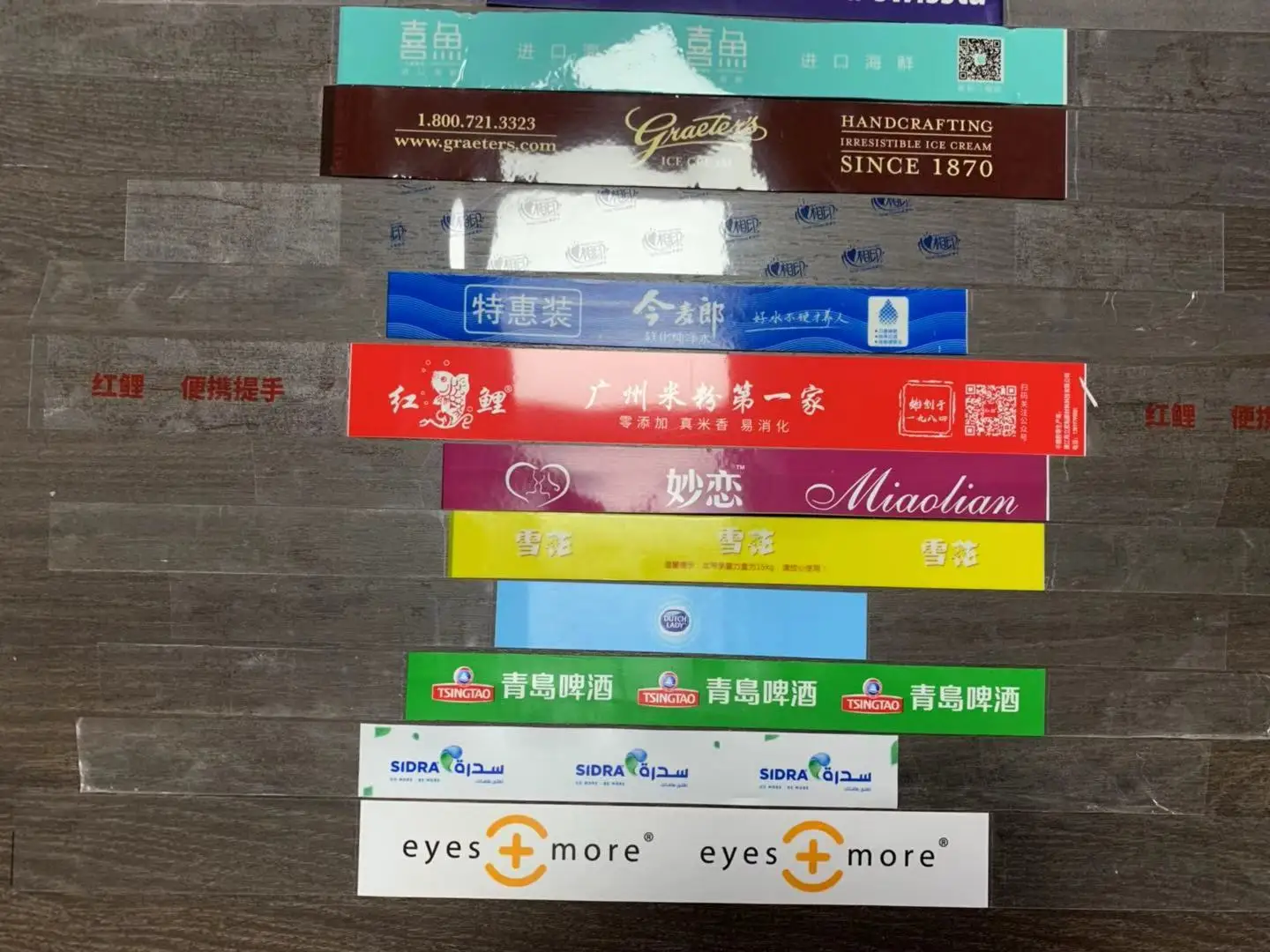 Adhesive carry handle belt for tissue roll or bottled water