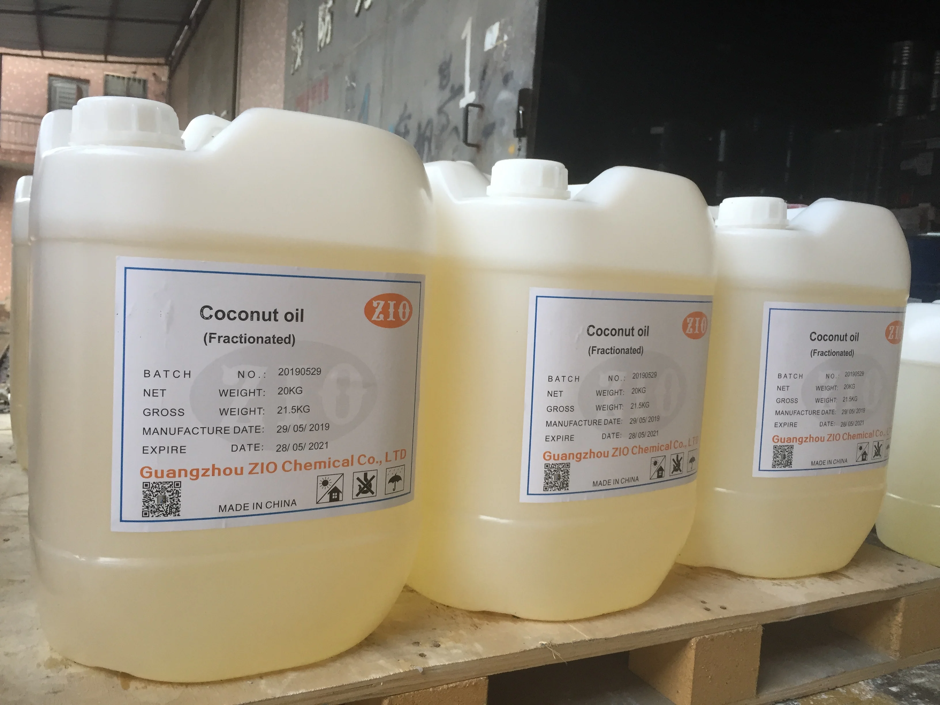 
High quality fractionated coconut oil in bulk Price from Guangzhou ZIO Chemical Co.,Ltd 