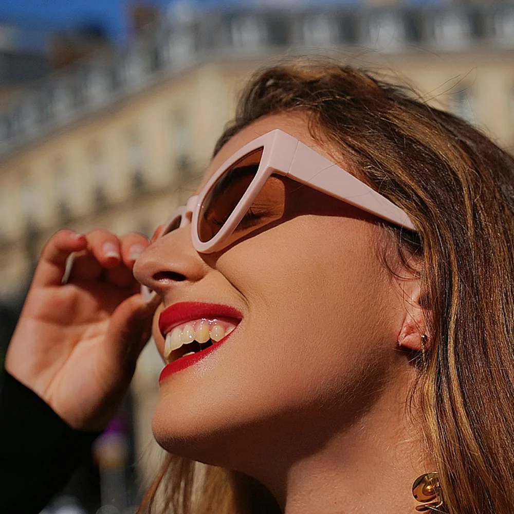 Custom UV400 Designer Women Sunglasses Retro Trendy Big Oversized Cat Eye with High Quality Plastic Frame in Red and Champagne