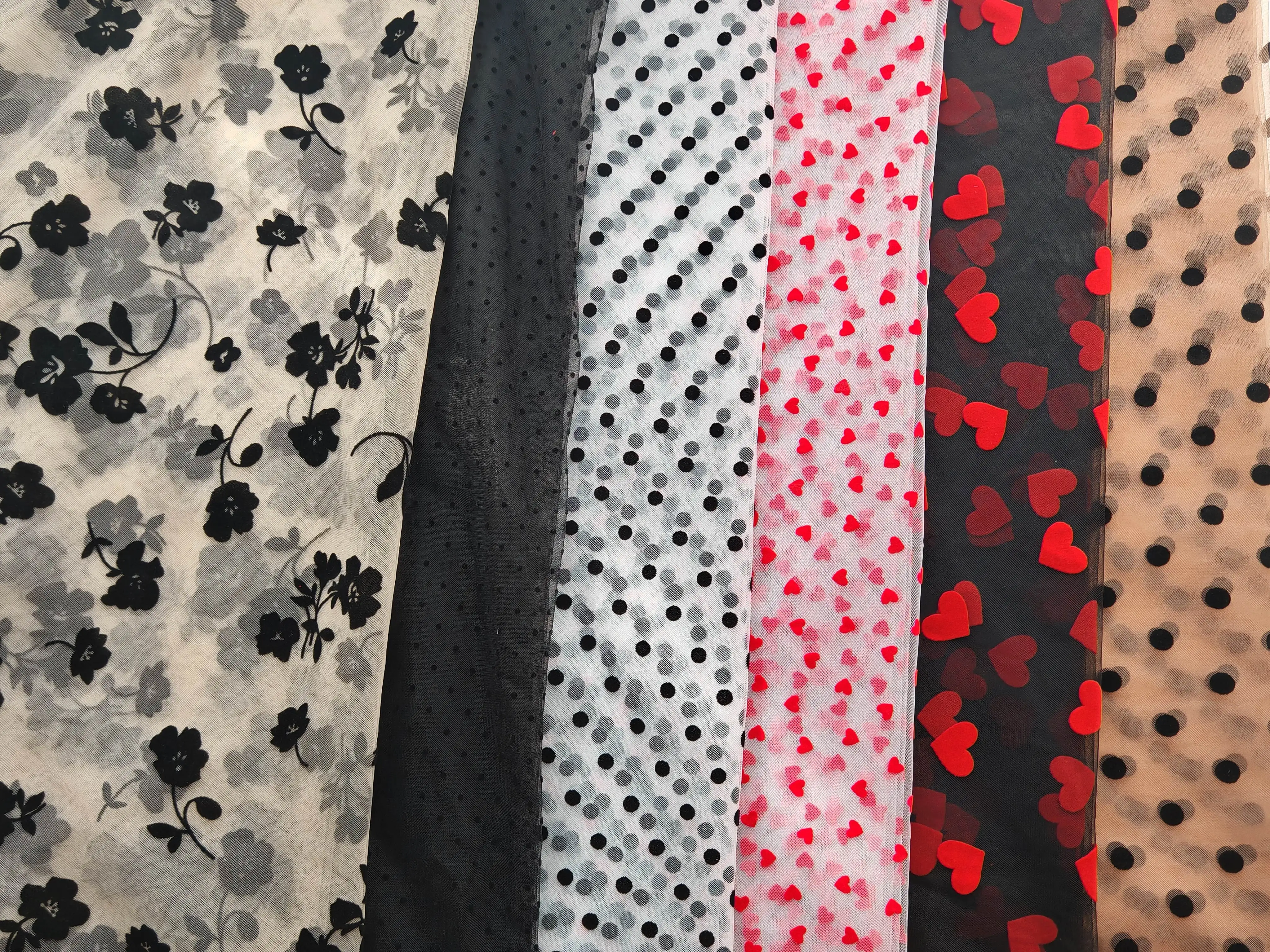 Оптовая продажа новая 100% полиэфирная Тюлевая сетчатая ткань с принтом в виде сердца трикотажная для повседневной юбки пряжа тканый узор