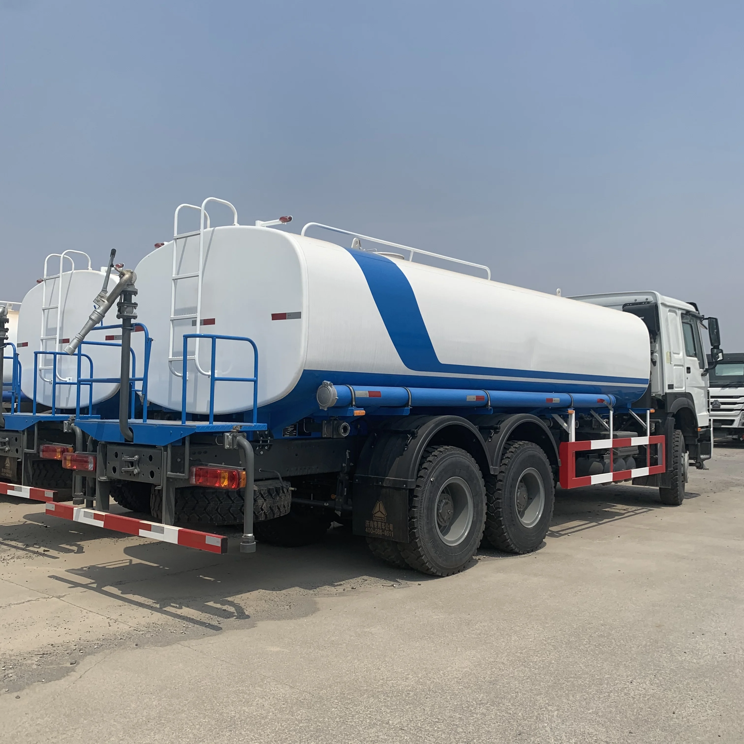 SINOTRUK HOWO 20- 30m3 30000 литров большой разбрызгиватель воды грузовик