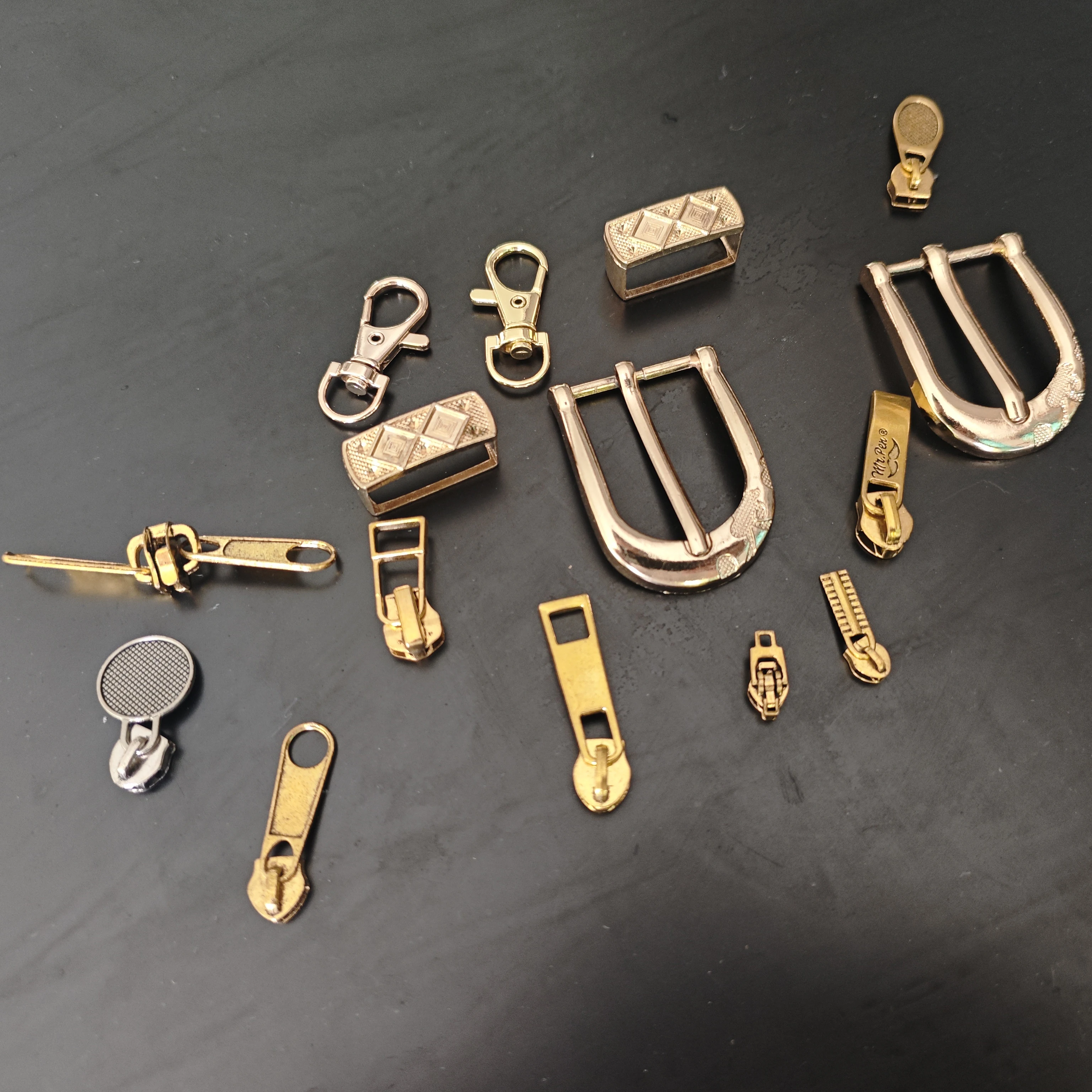 Zinc alloy belt buckle zipper head made by manufacturers of alloy die casting medal fishing gear centrifugal manufacturing