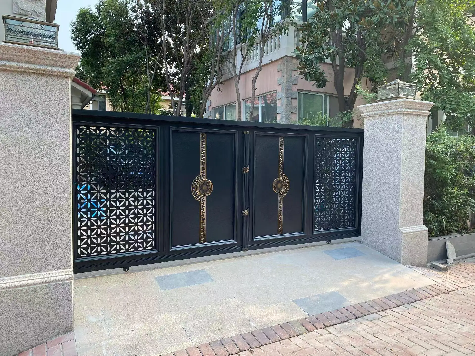 Custom European Style Aluminum Art Courtyard Gate Villas Chinese Factory Metal Frame Nature Treated Wood Fencing Trellis Gates