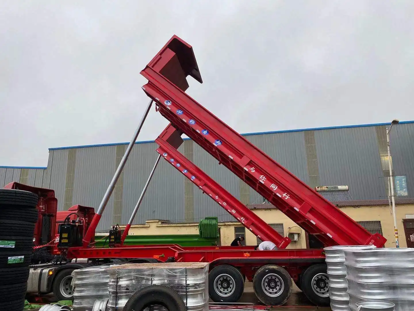 Shandong factory produces high-quality Multi axle Hydraulic Truck Trailer Car Transport Truck Trailer