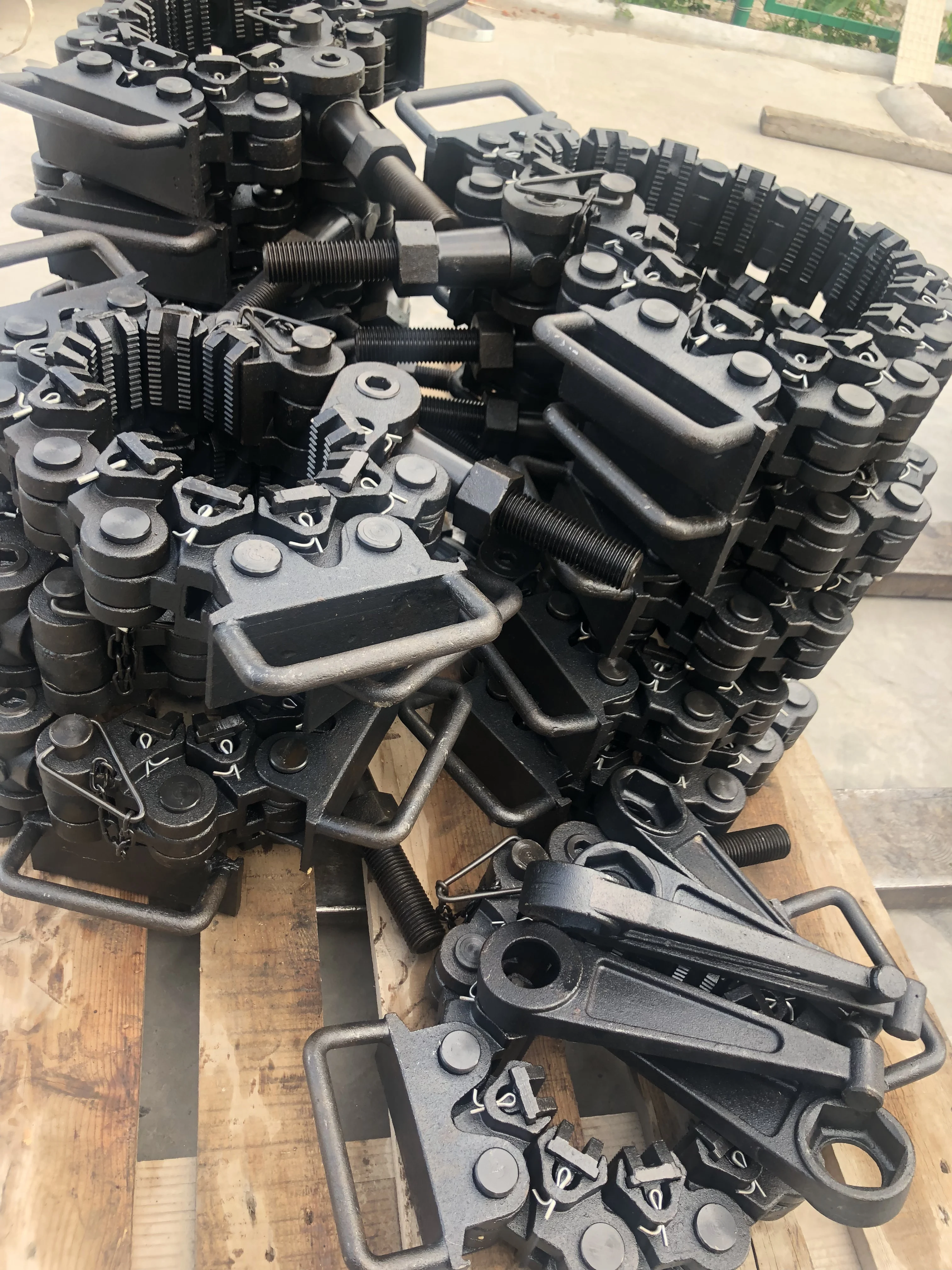 WA type handling flush joint pipe and drill collar safety clamp