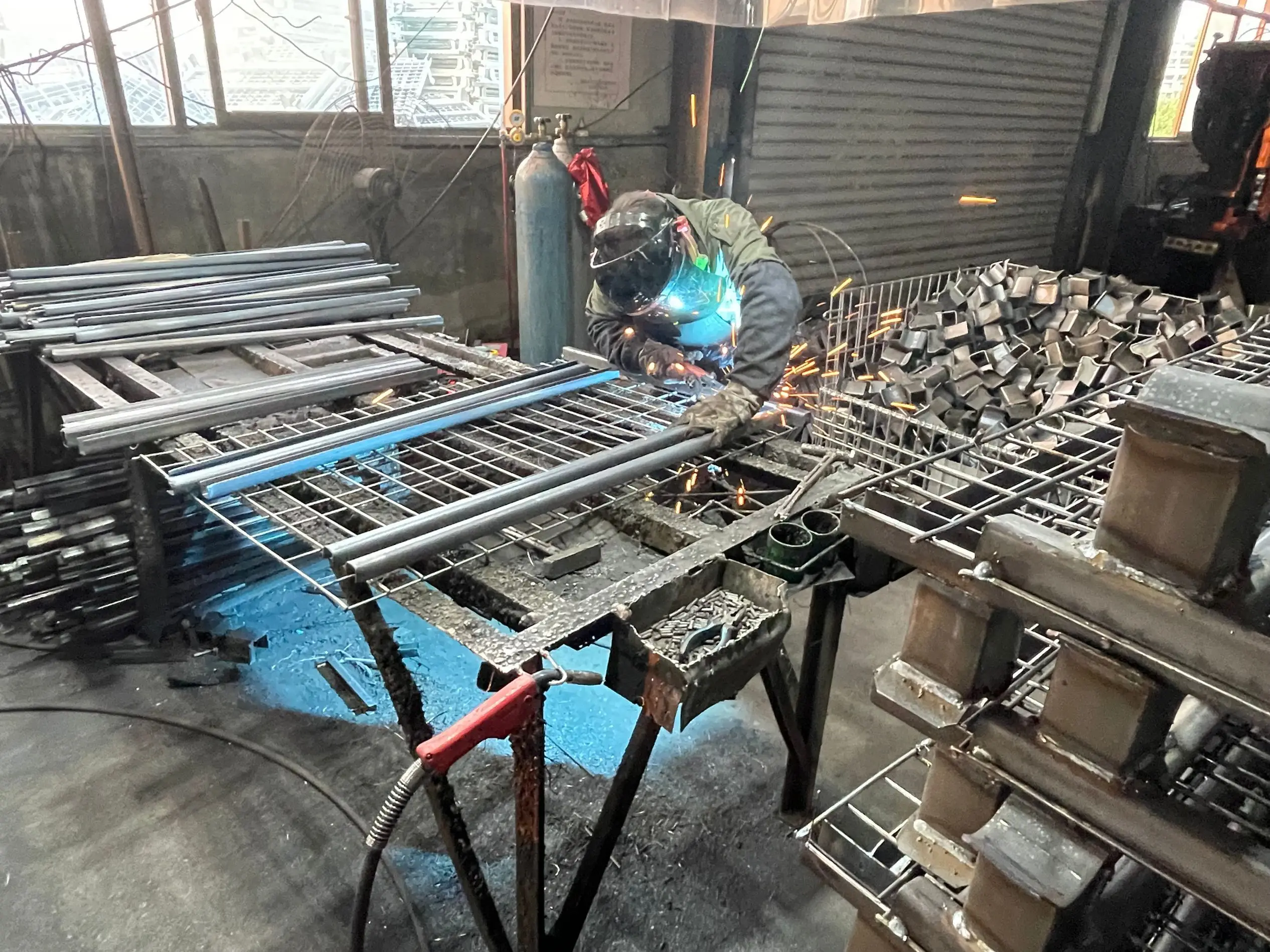 Factory direct sale lockable metal storage cage outdoor safety industrial metal cage storage container