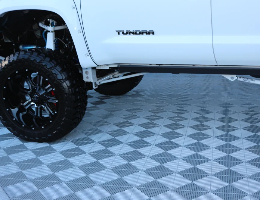 Free flow Interlocking Modular Non-Slip Garage Flooring Tiles Self-Draining Design