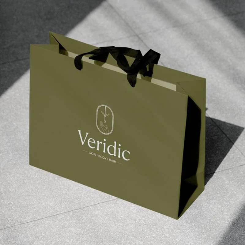 Wholesale custom white card board paper gift bag with custom logo with ribbon handle