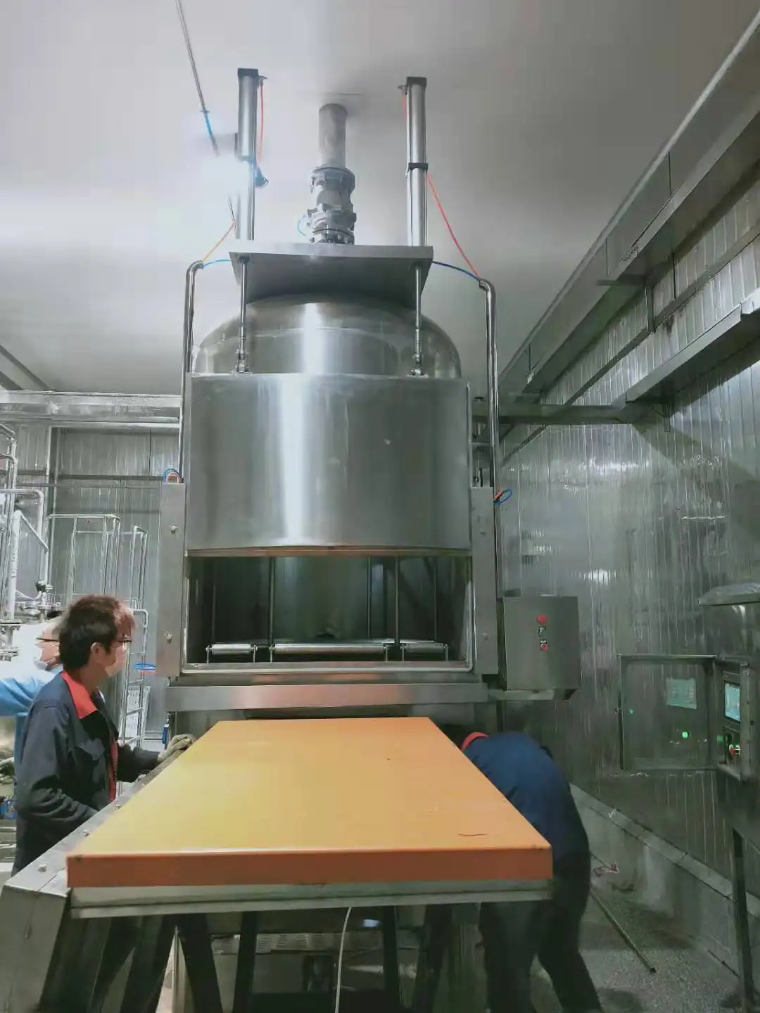 Вакуумная фритюрница, Промышленный автоматический вакуумный аппарат для жарки фруктов и овощей