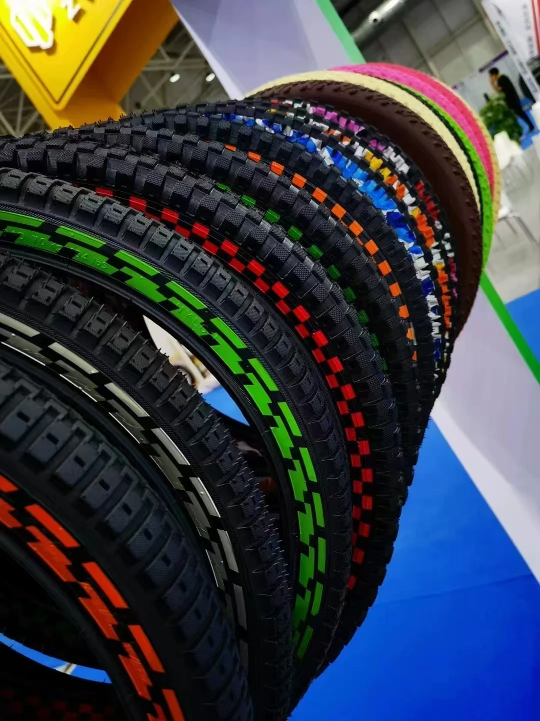 Chinese Wholesale Bicycle Tyre Durable Anti-skid Big Size 20*2.40 20*2.3 20*2.125 BMX outside tire show bicycle color tires