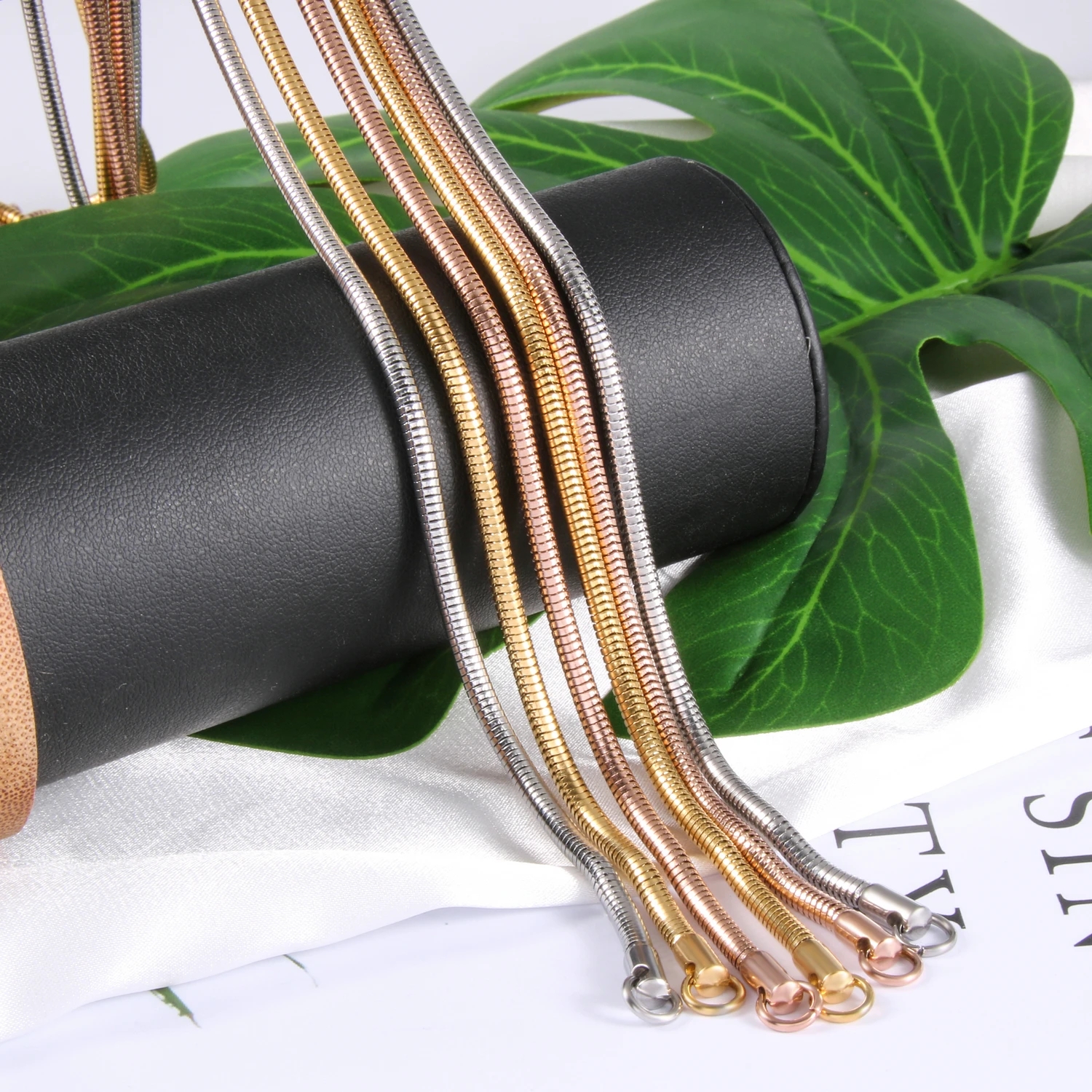 Wholesale fashion men chunky jewelry gold plating link chain snake necklace stainless steel round Soft snake chain for unisex